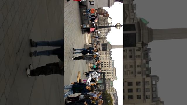 Девушка зажигает под шотландскую волынку // Супертанец на улицах Лондона // Dancing queen
