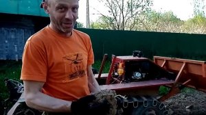 самодельный гусеничный трактор. пахота. земля бетон