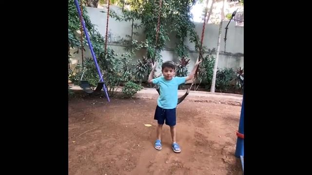 Eric star boy,playing in garden.Эрик катается на качелях смотреть онлайн
