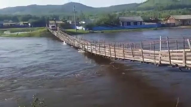 В Забайкальском крае мужик решил проехать по подвесному мосту во время наводнения