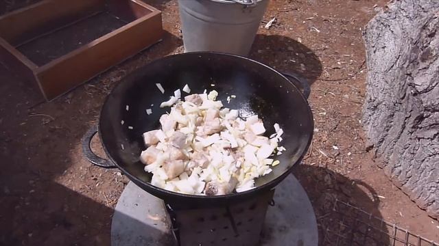 Корейка, тушёная с овощами, в казане, на печи-щепочнице!!!! смотреть онлайн