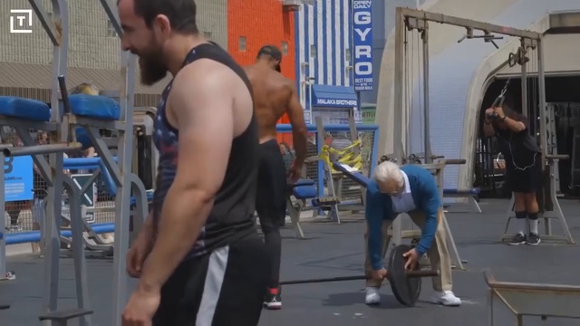 Кроссфитер в гриме старика, на спортплощадке. смотреть онлайн