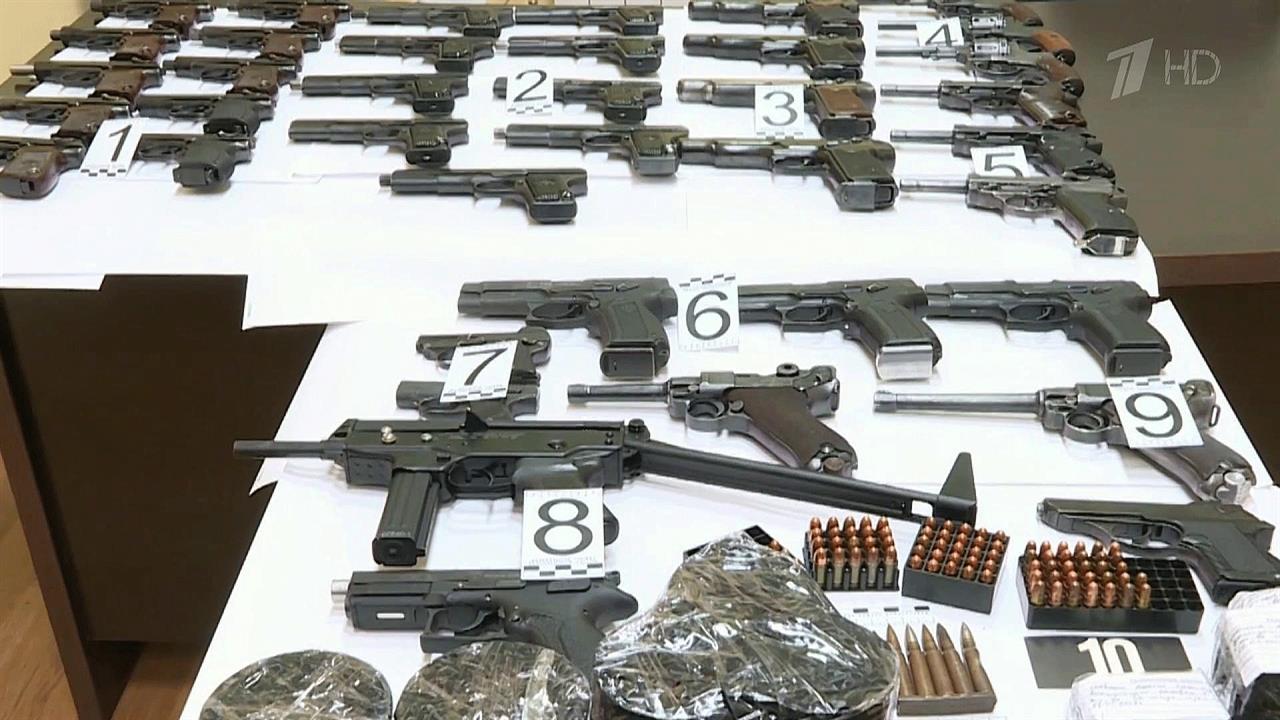 Склад оружия. Танковый завод уралвагонзавод. Американское вооружение. Склад оружия. Поставка оружия россией.