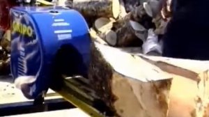 Заводской инерционный дровокол.