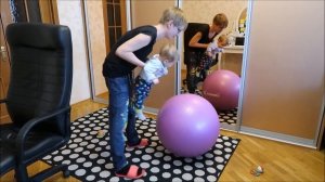 Занятия на фитболе в 9 месяцев