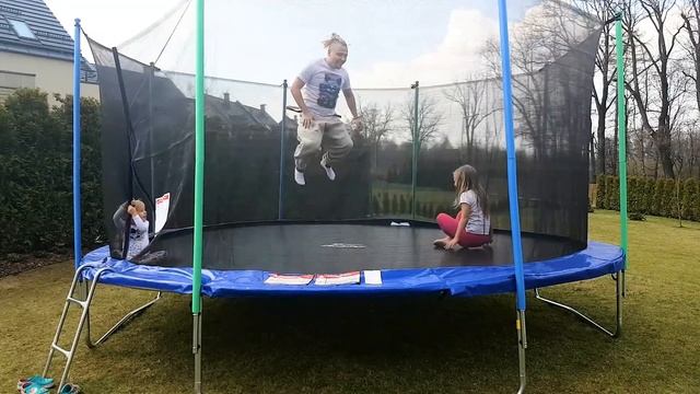 Огромный батут для детей дома или Дети прыгают на Батуте for kids смотреть онлайн