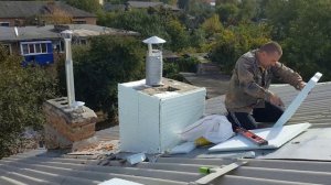 Разрушается вентиляционный канал на крыше.