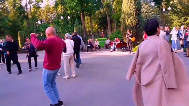 ТЫ СТАЛА МИСС ВСЕЛЕННОЙ! СЧАСТЛИВЫЕ МОМЕНТЫ ИЗ ПАРКА ГОРЬКОГО ХАРЬКОВ ТАНЦЫ смотреть онлайн