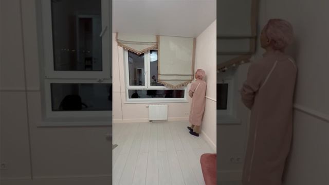 Серая римская штора с персиковым кантом