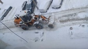 Трактор чистит снег во дворе ???