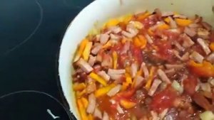 Тушоная свежая капуста с колбасой.