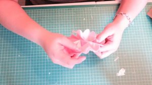 [DIY] How to make hanging tissue paper pom-poms in less than 5 min!