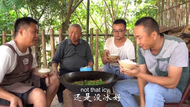 抓14斤大魚，二弟做“鐵鍋燉魚”，麻辣鮮香，吃的滿頭大汗【鐵鍋視頻】 смотреть онлайн