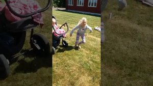 Девочка делает колесо (7 лет)