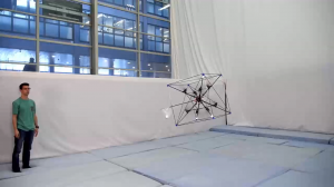 Мультикоптер делает в воздухе уникальные трюки