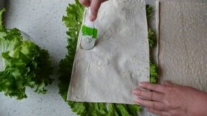 Рулет из лаваша с салатом.