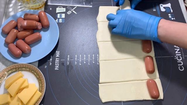 Сосиска в слоёном тесте с сыром - Простой рецепт в домашних условиях ! смотреть онлайн