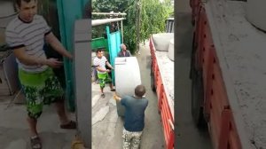 Катим боком прям по асфальту 1.5м бетонное кольцо. Трещин нет!