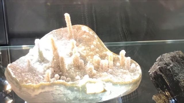 День геолога в Сокольниках Ярмарка цветных камней Самоцветный развал
