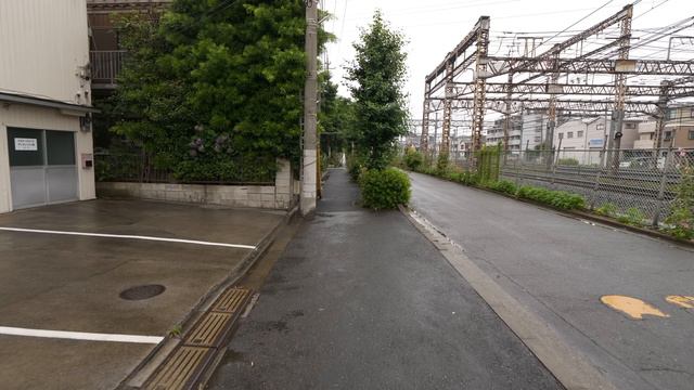 4K・ Прогулка по станции Вараби под дождем. смотреть онлайн