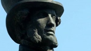 05  На фоне Пушкина