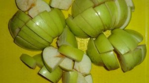 Рисовая каша с изюмом и яблоками