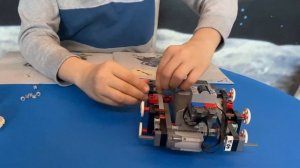 Макс и Марта собирают скоростной вездеход на пульте управления Lego Technic 42065