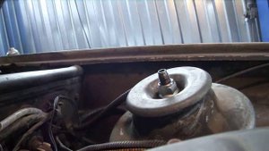 Безопасное откручивание верхней гайки крепления стойки передней подвески к кузову