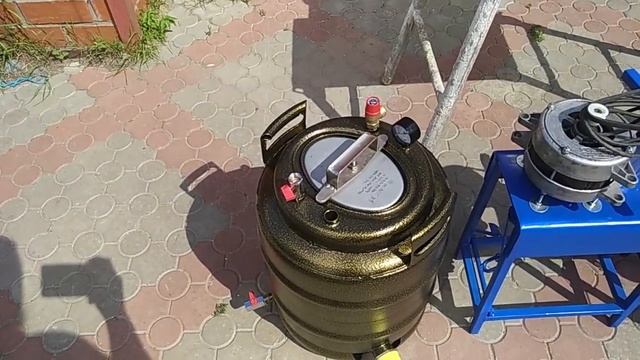 Процесс закатки жестяных банок.