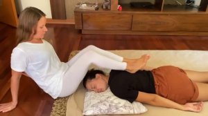 Массаж ногами. Массаж спины за 3 минуты без усилий.