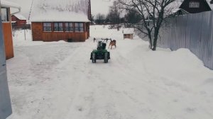 МОТОБЛОК-РОБОТ на пульте управления САМ ЧИСТИТ СНЕГ.mp4