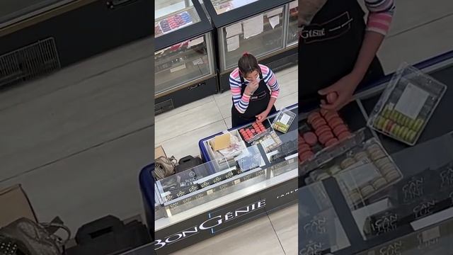 Снимает пробу 2)))