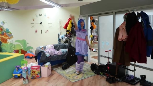 ДЕНЬ РОЖДЕНИЯ АЛИНЫ - 5 ЛЕТ! СБОРЫ. КЕНДИ БАР. ПРАЗДНИК. ПИНЬЯТА. ПОДАРКИ. смотреть онлайн