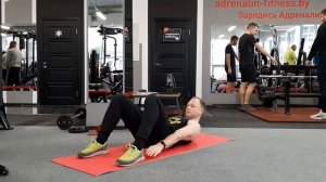 Касание пяток лежа на полу для пресса и косых мышц живота