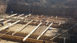 Бетонщик 80 уровня. Работа с бетононасосом. Заливка "подошвы". как построить дом