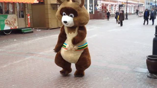 Олимпийский медведь зажигает на Арбате смотреть онлайн