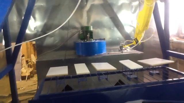 Работа технического зрения. Камера на потолке. На экране пульта образы деталей. смотреть онлайн