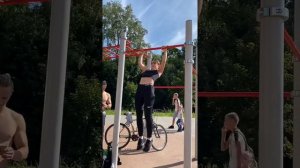 Сет на турнике от девушки | выходы на две, отжимания, подтягивания