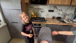 Челендж#еда#прикол#кому?что?#конфеты#чупачупс#игра#весело