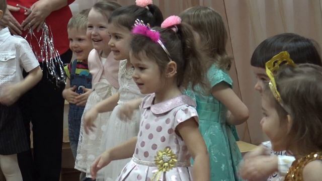 Младшая группа детского сада школы 444 на новогоднем утреннике смотреть онлайн