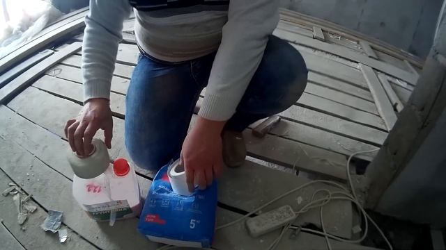 Заделка швов гипсокартона бумажной лентой.