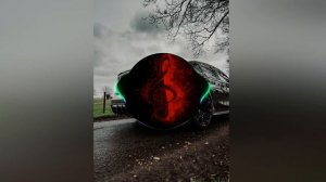 Едет черная BMW