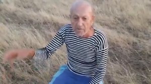 Дед  Рассказывает анекдот