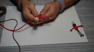Брелок для ключей из паракорда в виде человечка.