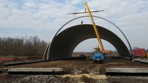 Монтаж бескаркасного арочного ангара