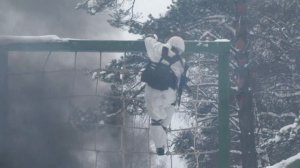 Штурмовая группа инженерных войск преодолевает полосу препятствий.