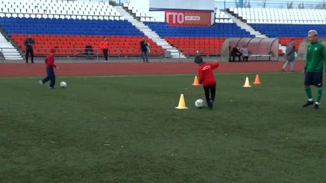 Проект "Футбол без границ": мастер-класс футболистов и тренеров ФК "Томь" для юных северчан смотреть онлайн