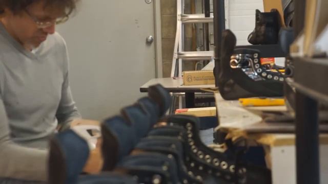 Winnipeg's VH FOOTWEAR смотреть онлайн