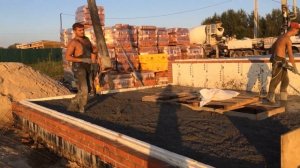 Монолитная плита. Заливка плиты перекрытия (прием бетона).  Как работают профи.как построить дом