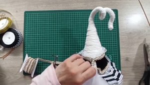 КАК СДЕЛАТЬ ЁЛОЧКУ на ножках? Ёлка ТОПОТУШКА своими руками/ DIY Funny Christmas tree